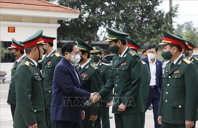 นายกรัฐมนตรีฝามมิงชิ้งห์อวยพรกองกำลังติดอาวุธกองทัพภาคที่4และจังหวัดกว๋างบิ่งห์ - ảnh 1