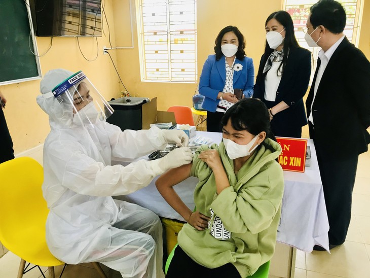 เวียดนามบรรลุเป้าหมายการฉีดวัคซีนโควิดครบ 150 ล้านโดสในปลายปี 2021 - ảnh 1