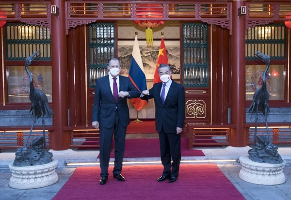 ประธานประเทศจีน สีจิ้นผิงพบปะกับประธานาธิบดีวลาดิมีร์ ปูติน แห่งรัสเซีย ณกรุงปักกิ่ง - ảnh 1
