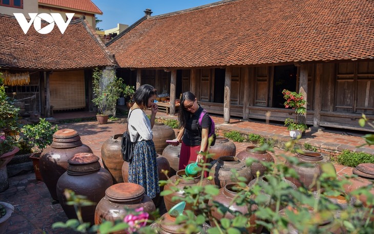 เที่ยวหมู่บ้านโบราณ เดื่องเลิม ในกรุงฮานอย สัมผัสวัฒนธรรมชีวิตชนบทเวียดนาม - ảnh 2