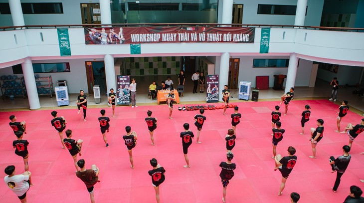 มหาวิทยาลัย FPT ร่วมกับสถานเอกอัครราชทูตไทย ณ กรุงฮานอย จัดงานเวิร์คช็อป “แม่ไม้มวยไทยและศิลปะการต่อสู้”  - ảnh 6