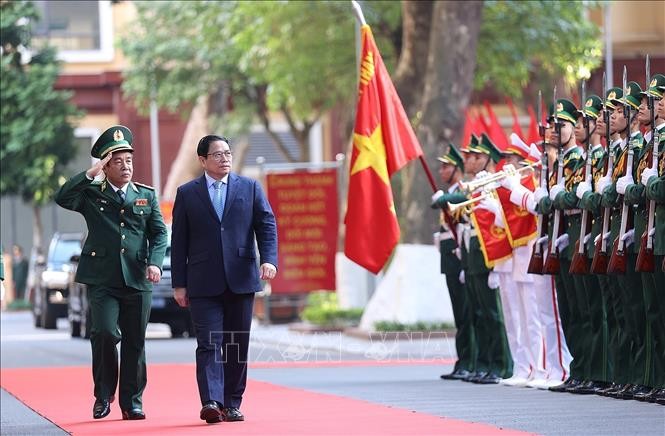 นายกรัฐมนตรี ฝามมิงชิ้งห์ หารือกับกองบัญชาการทหารชายแดนและเข้าร่วมประชุมของหน่วยงานสื่อสารประชาสัมพันธ์ - ảnh 1