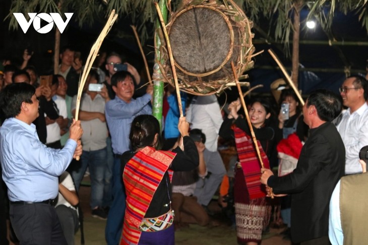 งานเทศกาล “ตีกลองแตก“ของชนเผ่า มากอง บนเทือกเขาเจื่องเซิน - ảnh 1