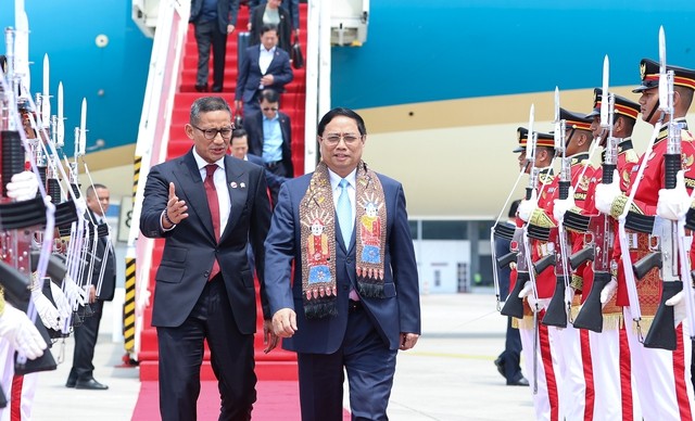 นายกรัฐมนตรี ฝามมิงชิ้งห์ เดินทางถึงอินโดนีเซีย เริ่มกิจกรรมในกรอบการประชุมผู้นำอาเซียนครั้งที่ 43 - ảnh 1