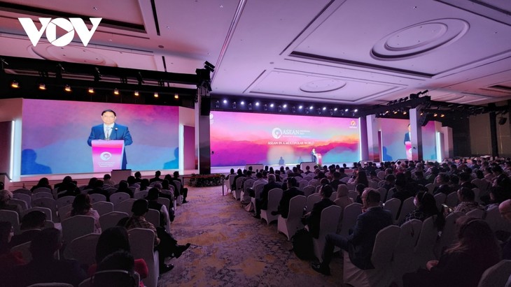 นายกรัฐมนตรี ฝามมิงชิ้งห์ เข้าร่วมการประชุมสุดยอดธุรกิจและการลงทุนอาเซียน2023 (ASEAN BIS) - ảnh 1