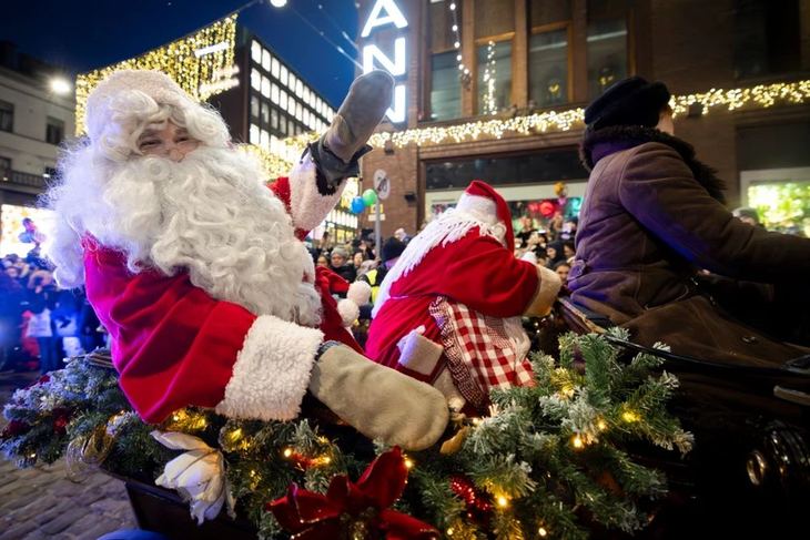 ซานตาคลอสเริ่มออกเดินทางไปแจกของขวัญให้เด็กๆ ทั่วโลก - ảnh 1