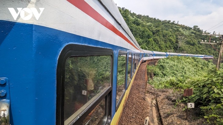การนั่งรถไฟเก็บประสบการณ์ใหม่กับเส้นทางรถไฟที่มีวิวสวยที่สุดของเวียดนาม - ảnh 1