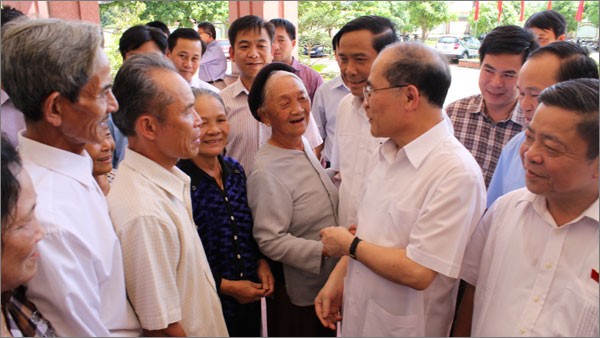 Party leader and National Assembly Chairman meet with voters - ảnh 1