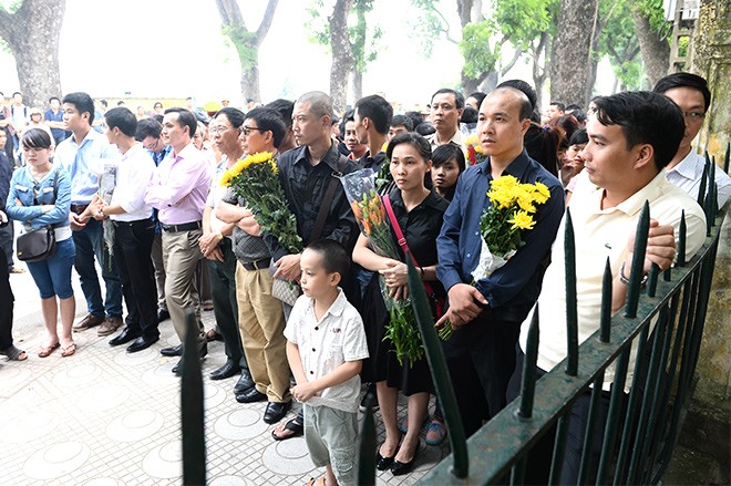 People waiting to pay tribute to General Vo Nguyen Giap  - ảnh 1