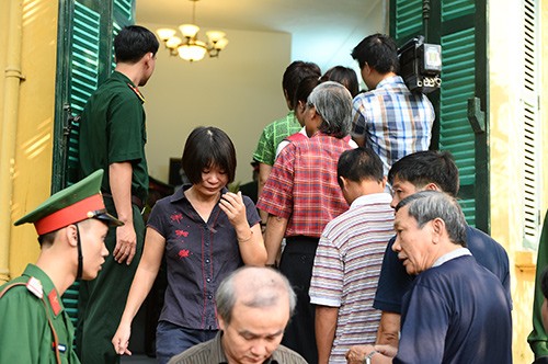 People waiting to pay tribute to General Vo Nguyen Giap  - ảnh 11
