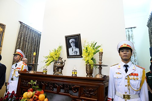 People waiting to pay tribute to General Vo Nguyen Giap  - ảnh 9