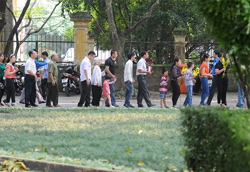 People waiting to pay tribute to General Vo Nguyen Giap  - ảnh 5