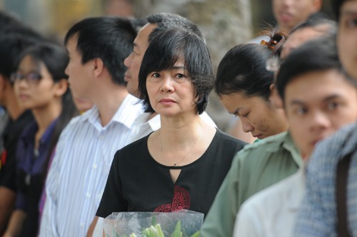People waiting to pay tribute to General Vo Nguyen Giap  - ảnh 15