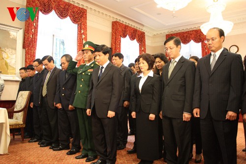 Vietnamese people at home and abroad and world leaders pay  tribute to General Giap - ảnh 10
