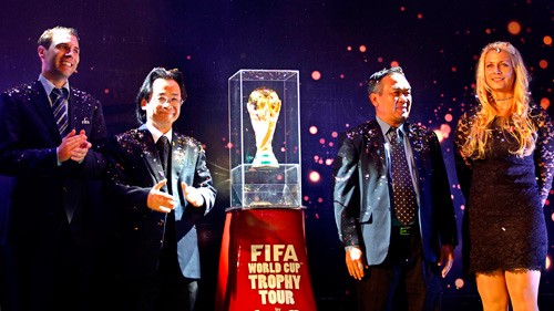 FIFA World Cup trophy arrives in Hanoi - ảnh 1