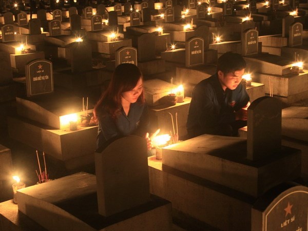 9,000 candles lit to pay tribute to war martyrs - ảnh 1