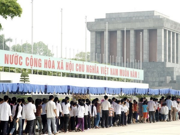 More than 60,000 people visit President Ho Chi Minh Mausoleum - ảnh 1