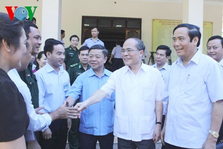 National Assembly Chairman Nguyen Sinh Hung meets with voters in Huong Khe - ảnh 2