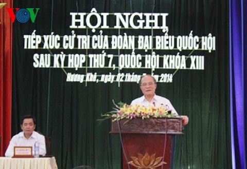 National Assembly Chairman Nguyen Sinh Hung meets with voters in Huong Khe - ảnh 1