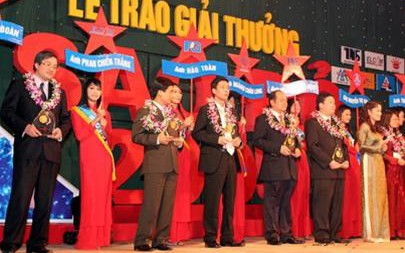 Red Star award presented to outstanding young entrepreneurs - ảnh 1