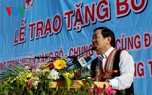 President Truong Tan Sang visits Kon Tum - ảnh 2