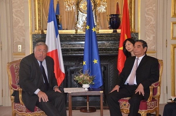 Member of the Party Politburo Le Hong Anh meets President of French Senate - ảnh 1