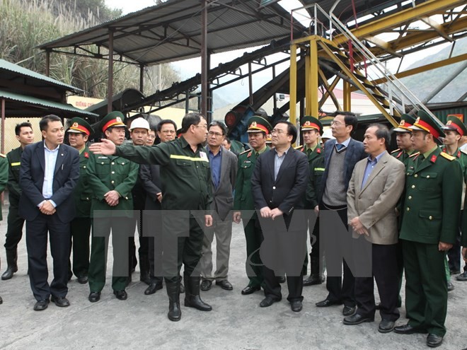 Deputy Prime Minister works with coal production companies in Quang Ninh - ảnh 1