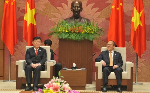 NA Chairman Nguyen Sinh Hung meets with Deputy speaker of China’s National Assembly  - ảnh 1