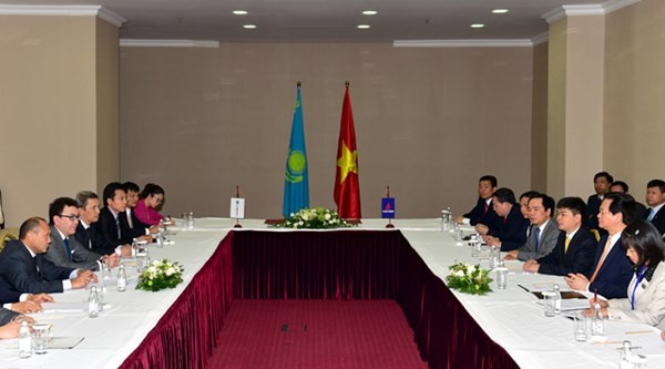 Prime Minister meets Vietnamese businesses in Kazakhstan - ảnh 1