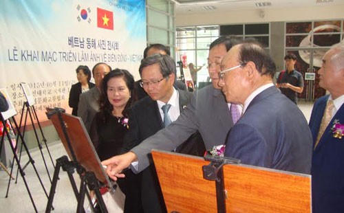 Photo exhibit on China’s reclamation, island building in the East Sea held in RoK - ảnh 1