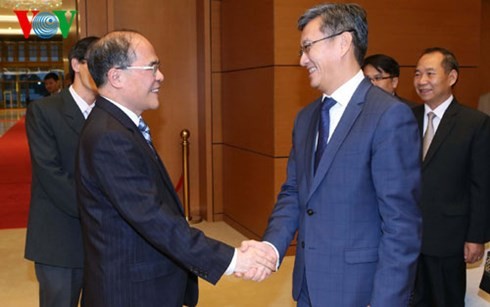 National Assembly Chairman Nguyen Sinh Hung receives Lao ambassador - ảnh 1