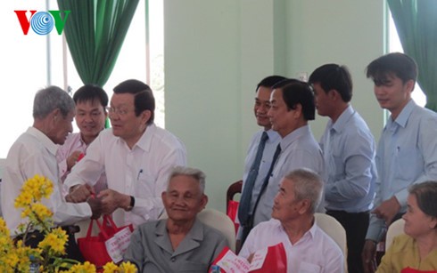 President pays Tet visits to Vinh Long, Dong Thap - ảnh 2