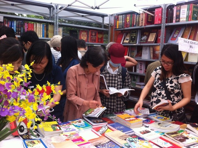 2016 book street impresses Hanoi residents - ảnh 1