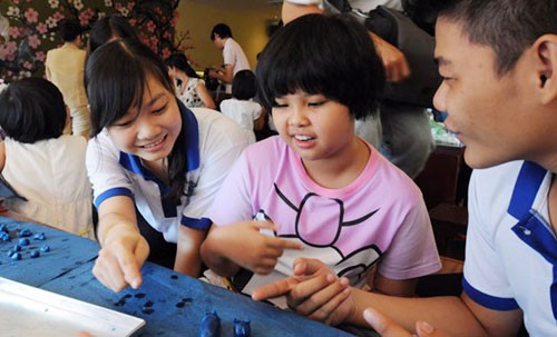 People with autism helped to integrate socially  - ảnh 1