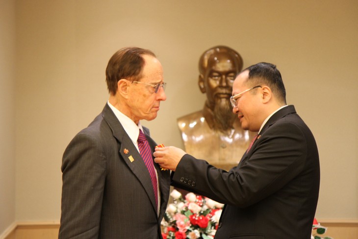 越南驻美国大使馆向美国人士安德烈.索瓦洛授予友谊勋章 - ảnh 1