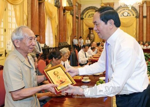 President meets former guards of President Ho Chi Minh - ảnh 1