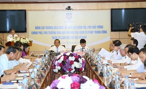 Deputy PM holds working session with Ministry of Justice  - ảnh 1