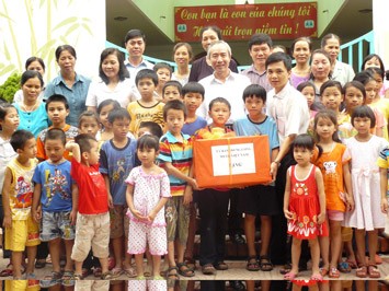 槟椥省向贫困学生、孤儿、残疾儿赠送助学金 - ảnh 1