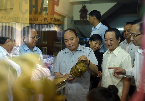 越南政府总理阮春福检查胡志明市食品卫生安全 - ảnh 1