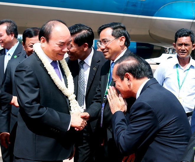 阮春福抵达柬埔寨出席柬老越发展三角区第九届峰会 - ảnh 1