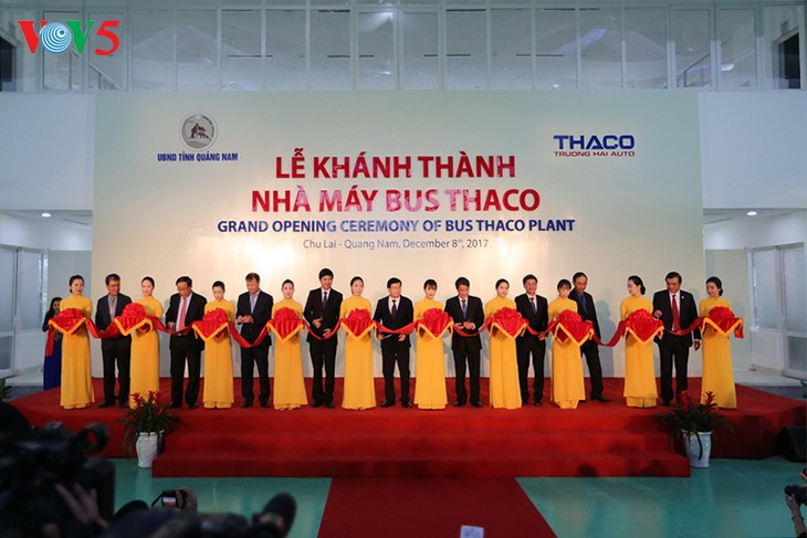 越南政府副总理郑庭勇出席东南亚最大的大巴生产厂落成仪式 - ảnh 1