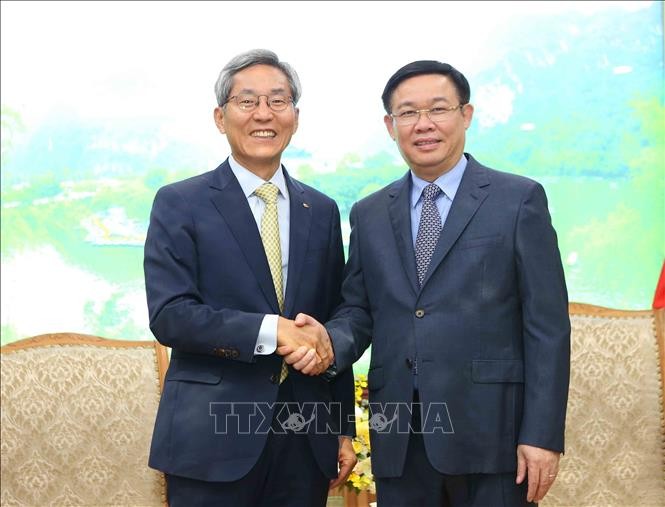 越南政府副总理王庭惠会见韩国国民银行领导人 - ảnh 1