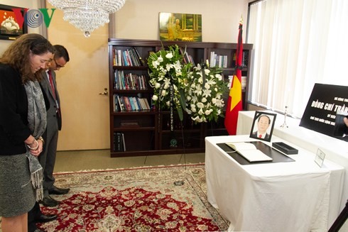 越南驻外代表机构举行陈大光主席吊唁仪式 - ảnh 1