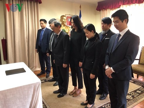 越南驻外代表机构举行原越共中央总书记杜梅吊唁仪式并设置吊唁簿 - ảnh 1