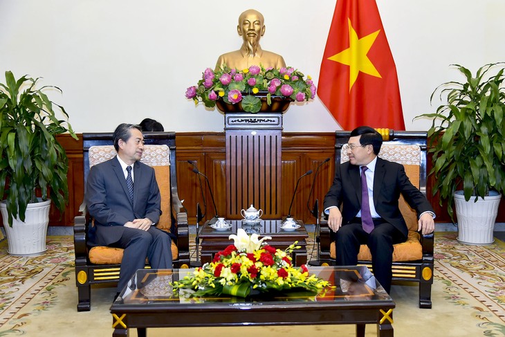 越南政府副总理兼外长范平明会见中国驻越大使熊波 - ảnh 1