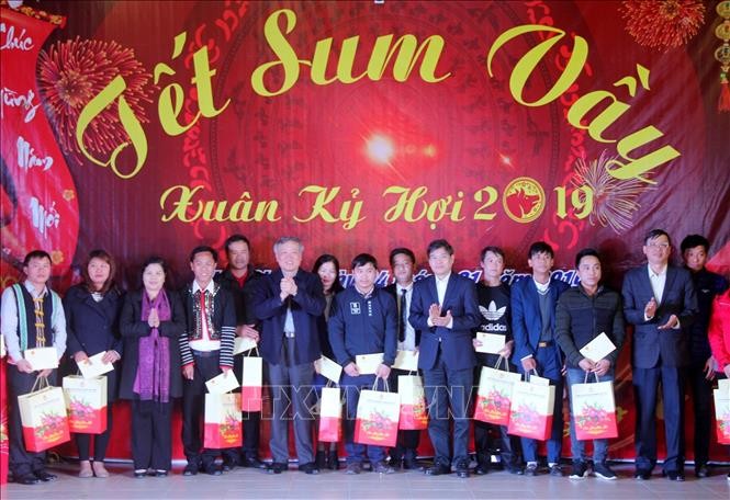 越南领导人向贫困者和政策优抚家庭赠送年礼 - ảnh 1