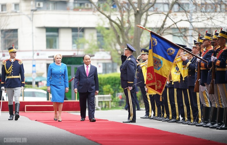 罗马尼亚总理登奇勒主持仪式欢迎越南政府总理阮春福 - ảnh 1