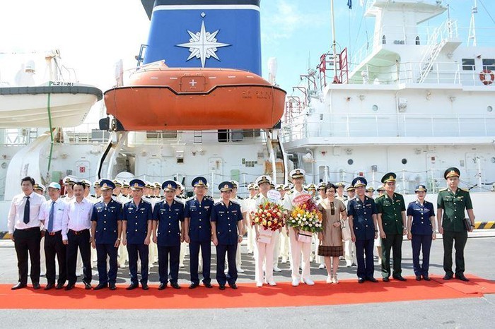 岘港市领导人会见日本海上自卫队小岛级训练舰官兵 - ảnh 1