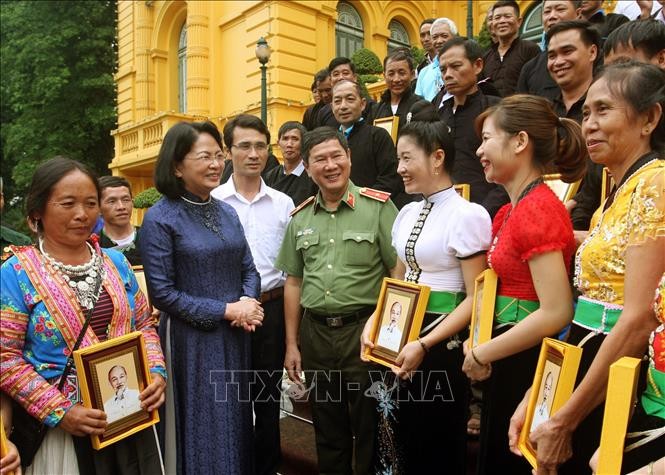 越南国家副主席邓氏玉盛会见莱州省名望人士和村长代表团 - ảnh 1