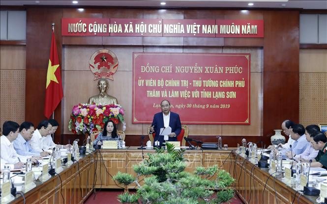 越南政府总理阮春福与谅山省领导人举行工作座谈 - ảnh 1